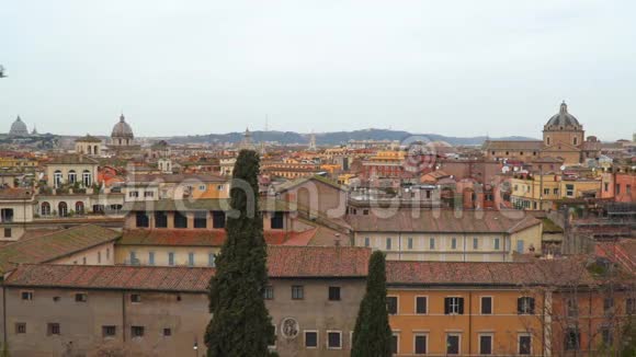 罗马城屋顶的俯视图视频的预览图