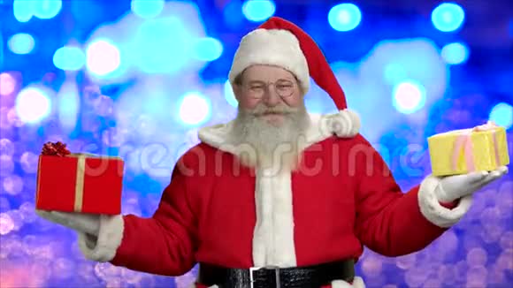 老胡子的圣诞老人拿着两个礼盒视频的预览图