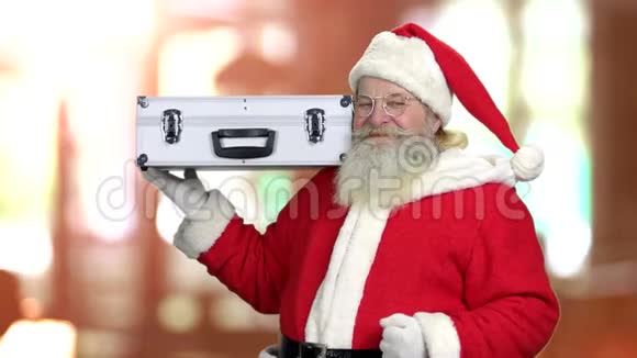 微笑圣诞老人拿着银箱视频的预览图