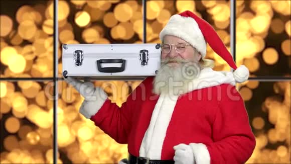 富有的圣诞老人在金色的背景下视频的预览图