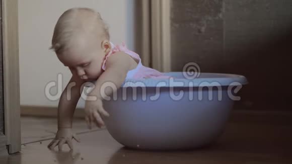 穿蓝色圆浴盆的可爱女婴3视频的预览图