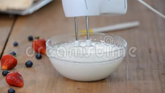 用搅拌器搅拌奶油奶油上的泡泡视频的预览图