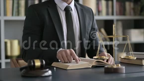 法庭桌上律师手读书特写镜头视频的预览图