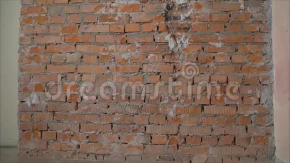 住宅建筑中的砖墙住宅建筑开裂的红粘土砖墙的正面视图视频的预览图
