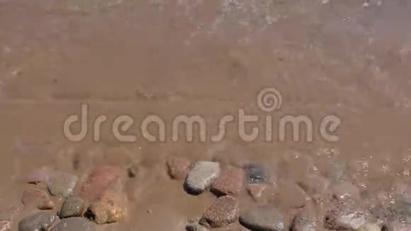在阳光明媚的一天在沙质海岸附近冲浪特写镜头视频的预览图