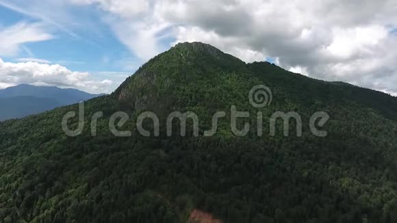 从野生高地的无人机射击通往山的路上覆盖着森林视频的预览图