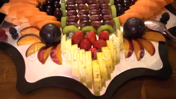 菜肴中夏季水果的艺术构图视频的预览图