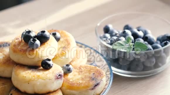 芝士蛋糕sirniki俄罗斯传统煎饼从白奶酪和蓝莓到蜂蜜特写镜头视频的预览图