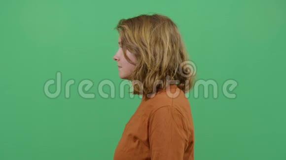 一个女人推着鼻子的侧视视频的预览图