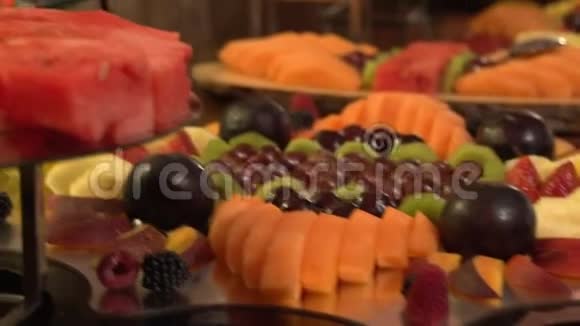 婚礼上提供多种颜色的夏季水果视频的预览图