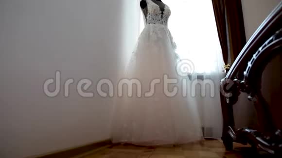 穿着人体模型的白色婚纱新娘早晨婚礼准备的概念视频的预览图