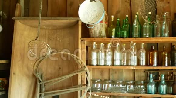 加瓶与玻璃和卡波伊传统摩拉维亚村舍老民间哈纳农民的内部和盘子视频的预览图