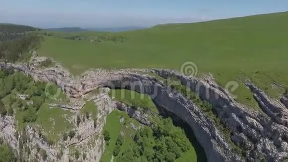 石质高原陡壁的鸟瞰图视频的预览图