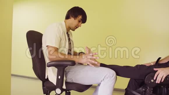 医生正在看一个男人的脚视频的预览图