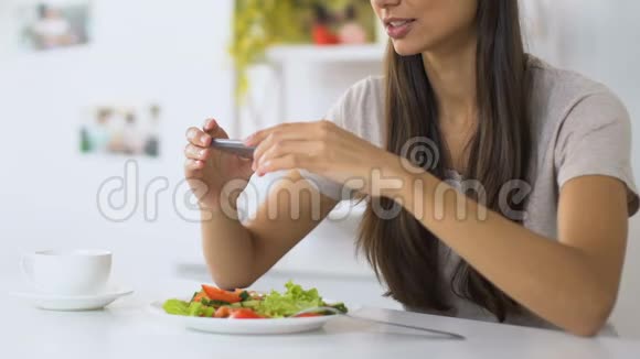 吃饭前制作蔬菜沙拉的女孩美食博客烹饪技巧视频的预览图