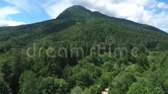 从野生高地的无人机射击通往山的路上覆盖着森林视频的预览图