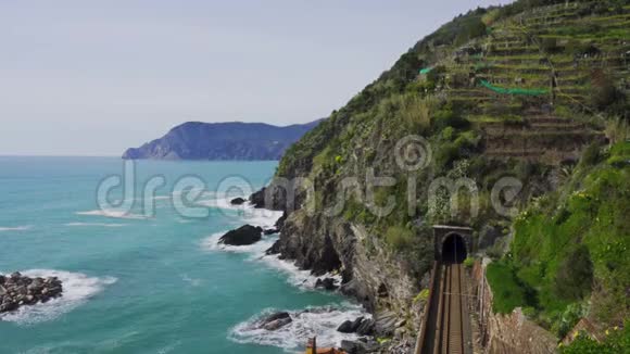 来自意大利CinqueTerre经过Vernazza村火车的景观视频的预览图