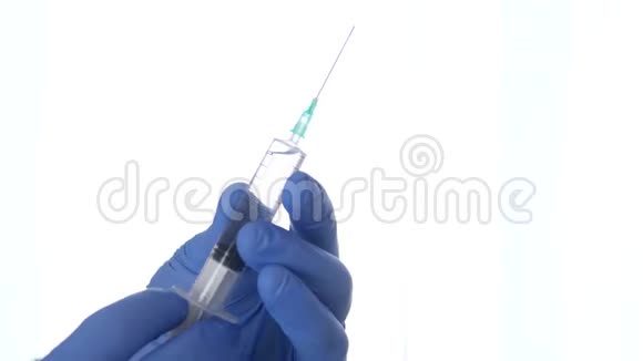 医务人员准备静脉注射用抗生素注射器视频的预览图