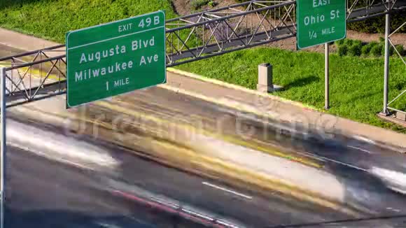 城市高速公路上快速交通高峰时间的流逝关闭方向出口标志视频的预览图