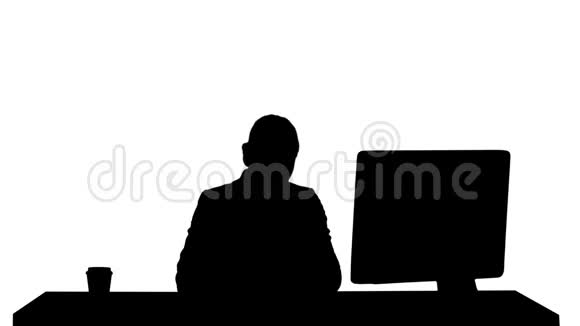 坐在办公桌前的漂亮女商人用手机发短信视频的预览图