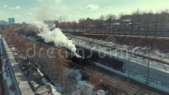 旧火车开得很快嗡嗡作响视频的预览图