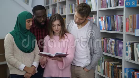 不同的学生站在书架附近视频的预览图