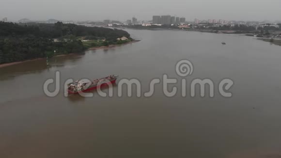 中国珠江沿岸的货船视频的预览图