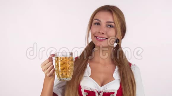 美丽快乐的巴伐利亚女人享受着美味的啤酒视频的预览图