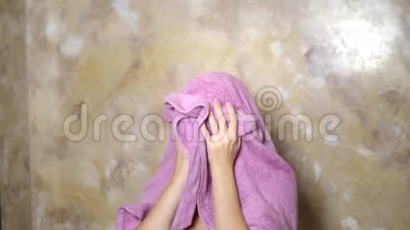 时髦的秃头女人洗澡后用毛巾擦头奇怪的人的冒险幽默视频的预览图