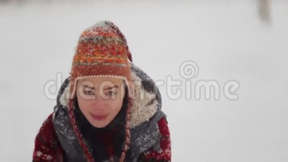 冬天在雪地里玩耍的孩子很自然视频的预览图