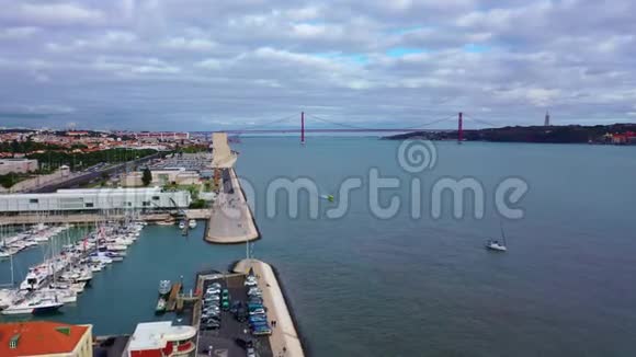 泰霍河畔和港口的空中景色视频的预览图