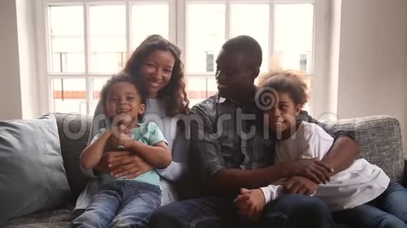 幸福的非洲家庭和孩子挥手看镜头视频的预览图