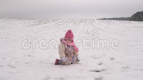 冬天在雪地里散步爸爸和小女儿视频的预览图
