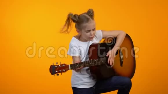 有趣的青春期女孩假装弹吉他梦想成为著名摇滚明星视频的预览图