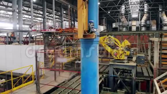 工业自动化机器在工业设施中移动箱子视频的预览图