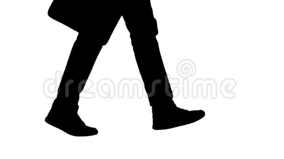 剪影曼丝的脚穿着牛仔裤和运动鞋走路视频的预览图