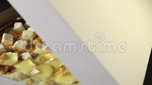 披萨到原来计划的四个奶酪这是在包装旋转自己视频的预览图