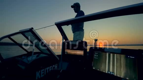 一个人在日落的背景下钓鱼近距离视频的预览图