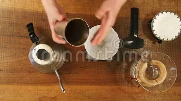 手滴咖啡咖啡师用过滤器将水倒在咖啡地面上视频的预览图