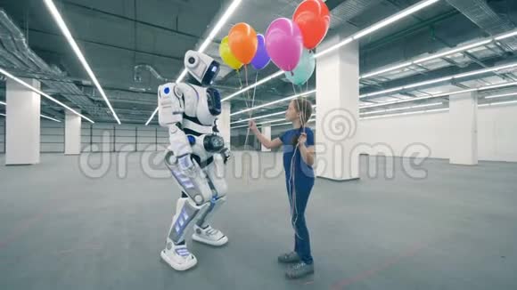 一个女孩把彩色气球送给机器人特写视频的预览图