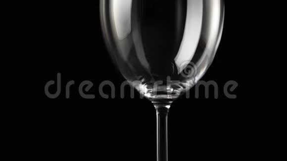 空酒杯酒用美味的红葡萄在黑色背景下制成慢动作视频的预览图