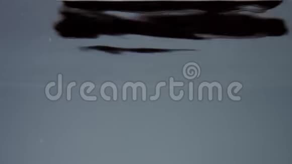 女人的手浸入清澈的水中取一些水水下视野视频的预览图
