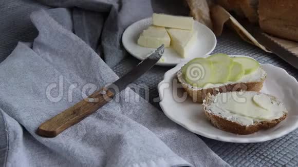 女性手准备健康的自制三明治和奶油奶酪蔬菜和鸡蛋视频的预览图
