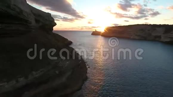 法国科西嘉岛博尼法西奥湾入口的鸟瞰图日落时的海景视频的预览图