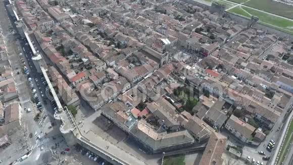 AiguesMortes堡垒的旧房子的红色瓷砖屋顶视频的预览图