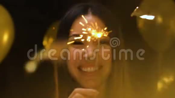 欢乐的亚洲女人在新年晚会上手持孟加拉灯庆祝节日视频的预览图