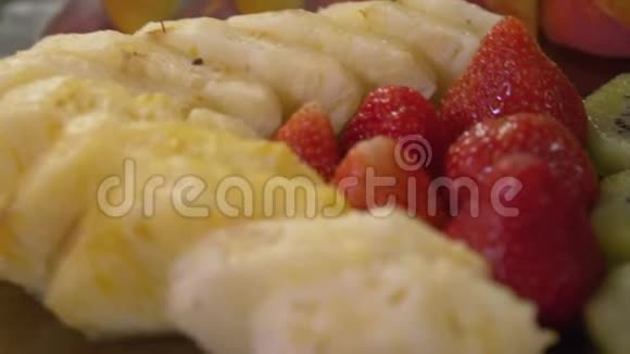 几种夏季水果的缓慢淘洗婚礼食品FDV视频的预览图
