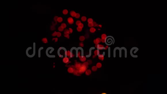 烟花背景与bokeh和光学黑洞效应红色圆圈视频的预览图