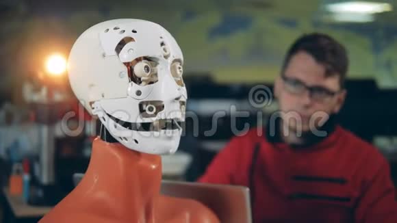 人类面具被一位女士戴在电脑头上视频的预览图