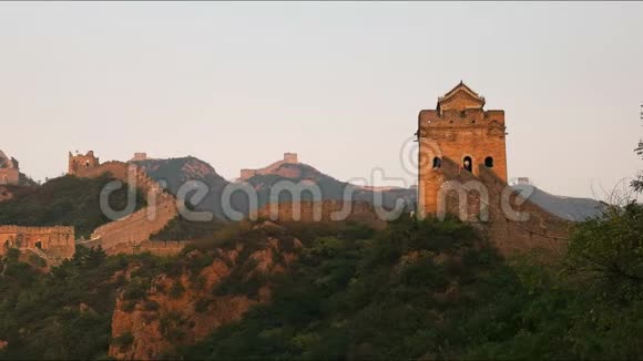 日落时分登上中国长城的左拍视频的预览图